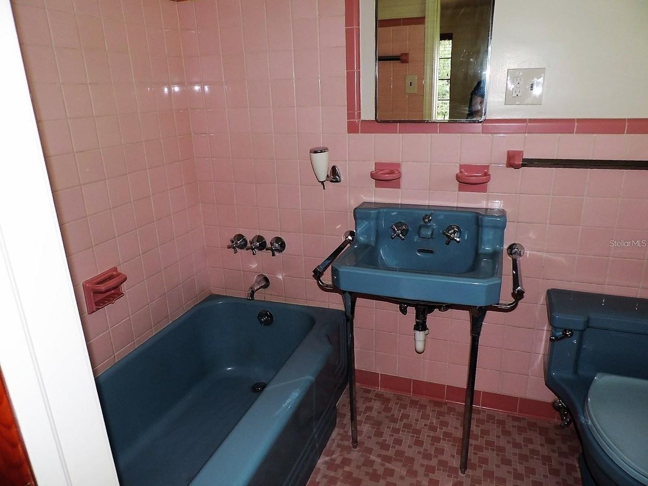 2049 Nw 9th Ave - Photo 3 of 14