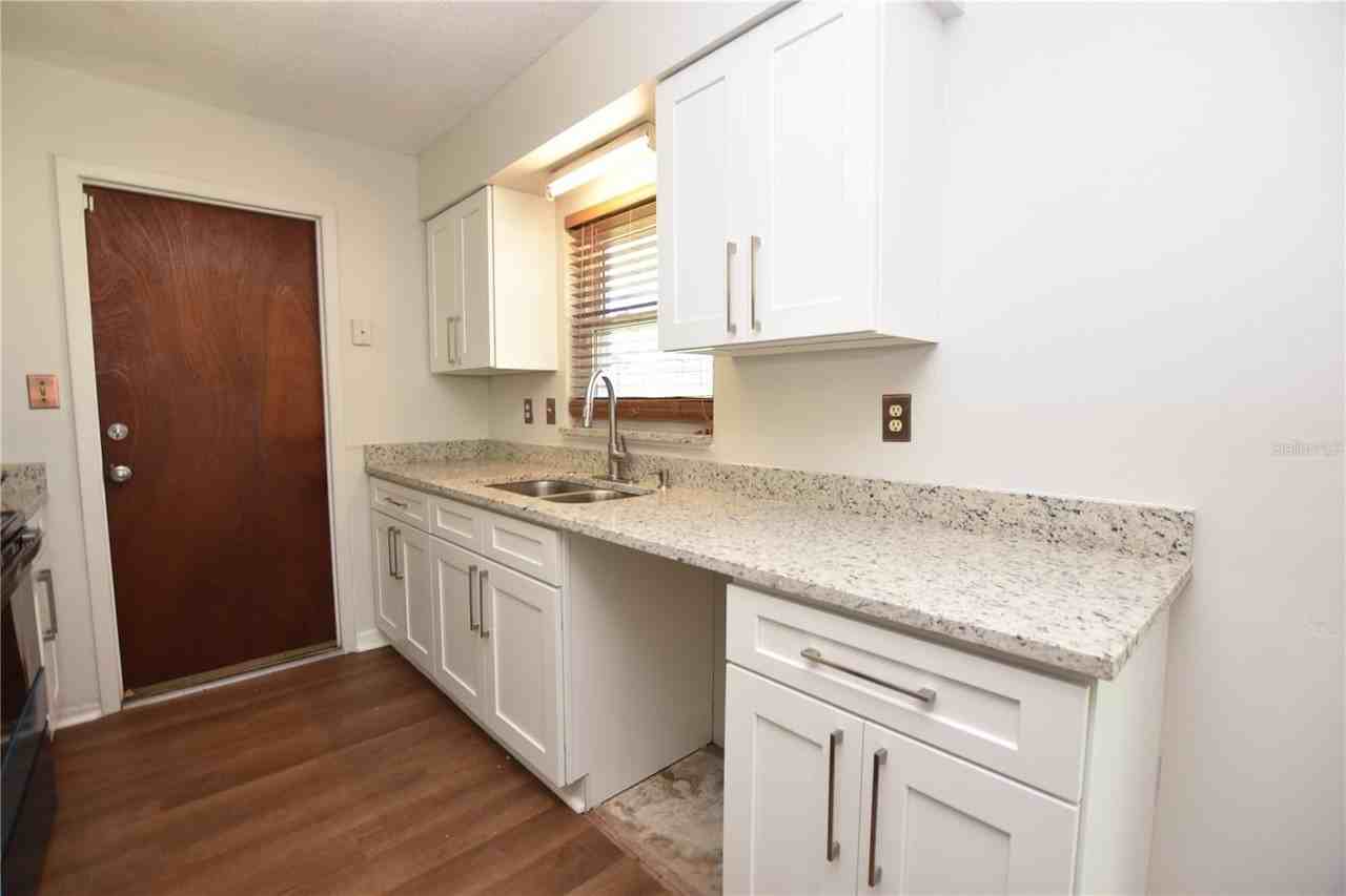 1015 E Tee Cir - Photo 3 of 25