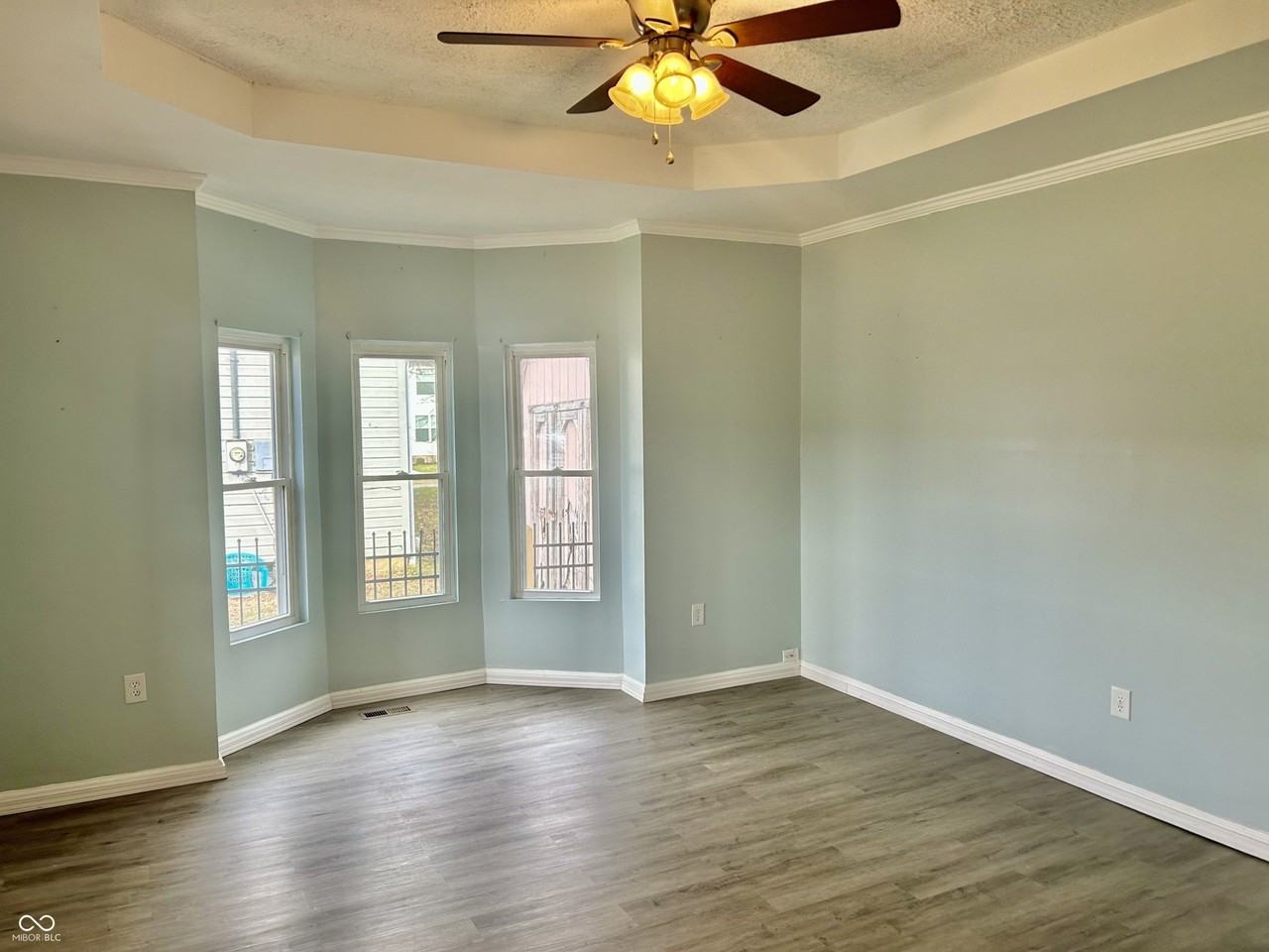 153 N Vaught St - Photo 2 of 11