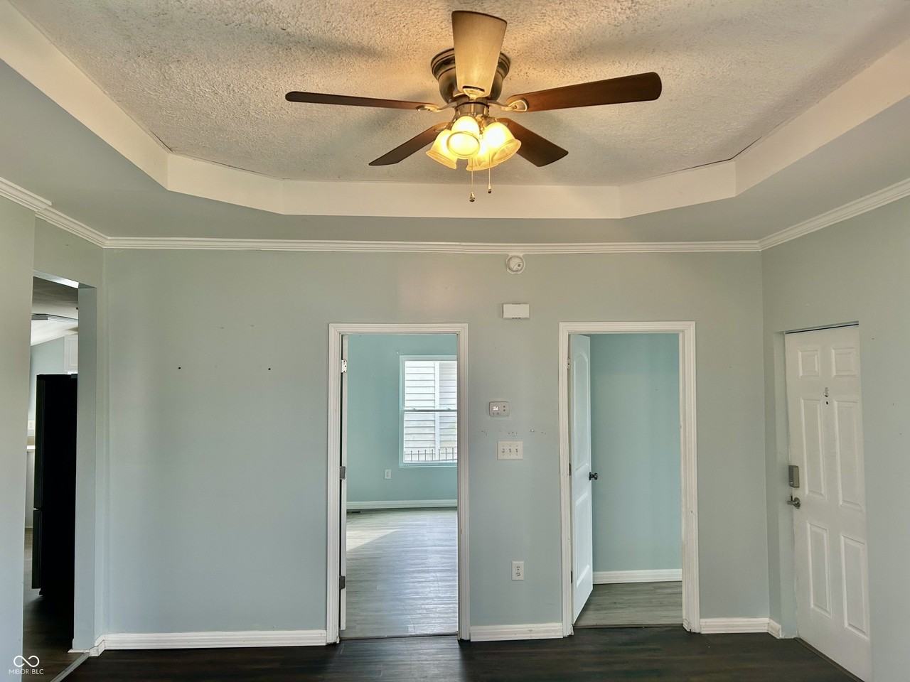 153 N Vaught St - Photo 3 of 11