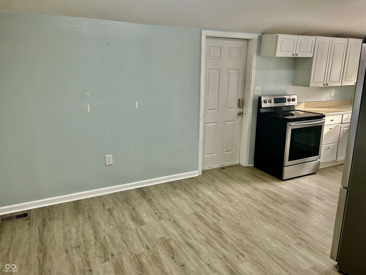 153 N Vaught St - Photo 5 of 11