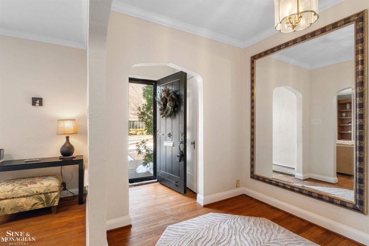 476 Saint Clair Ave - Photo 4 of 50