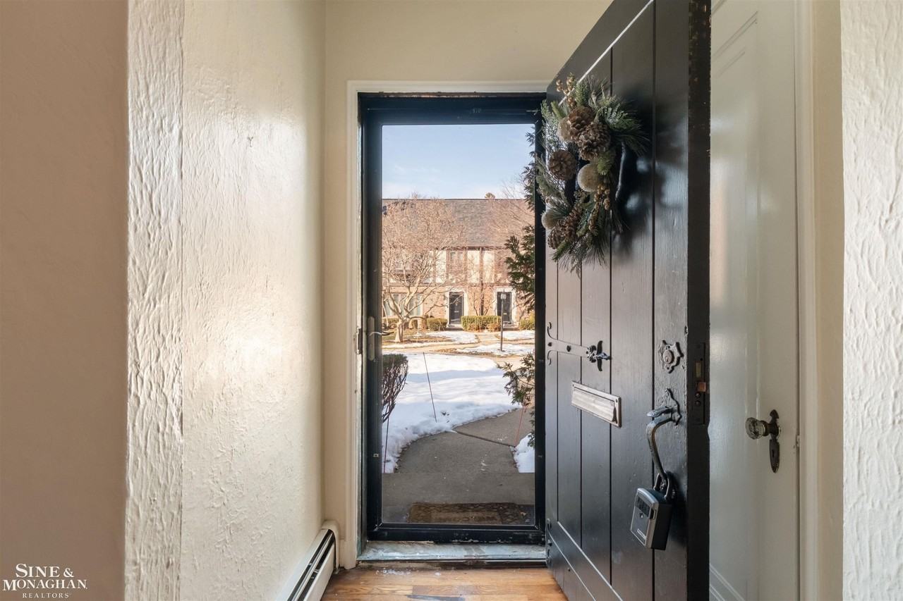 476 Saint Clair Ave - Photo 5 of 50