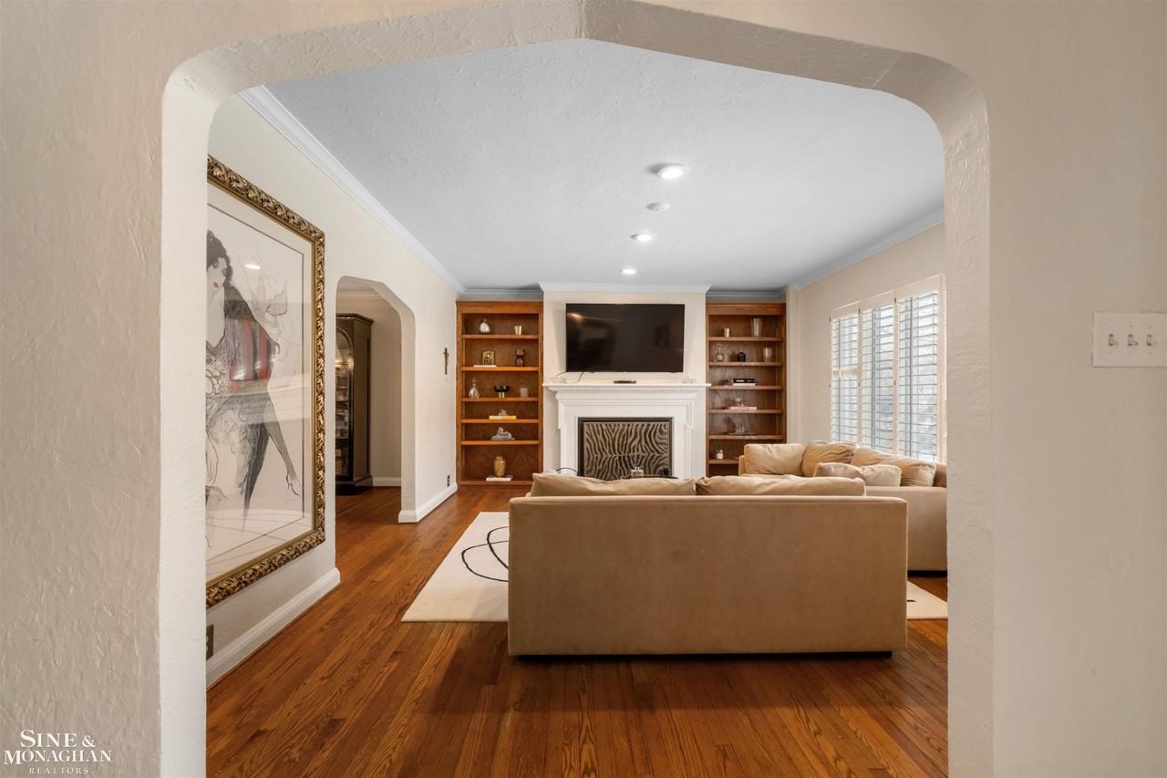 476 Saint Clair Ave - Photo 7 of 50