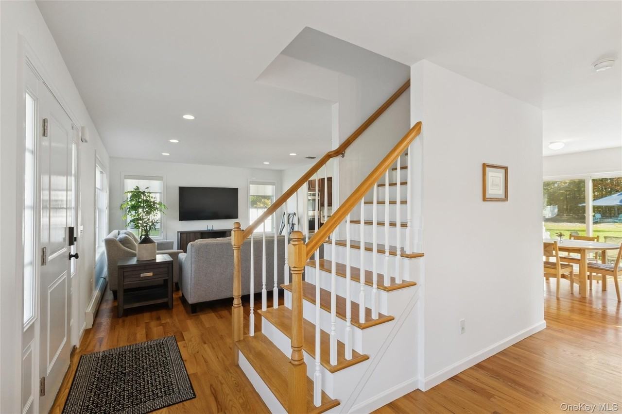 16 Mastro Ct - Photo 3 of 34