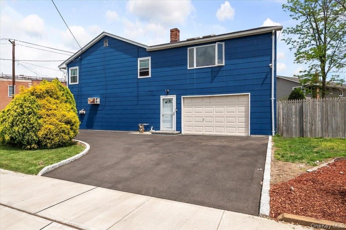 570 Conklin St - Photo 3 of 25