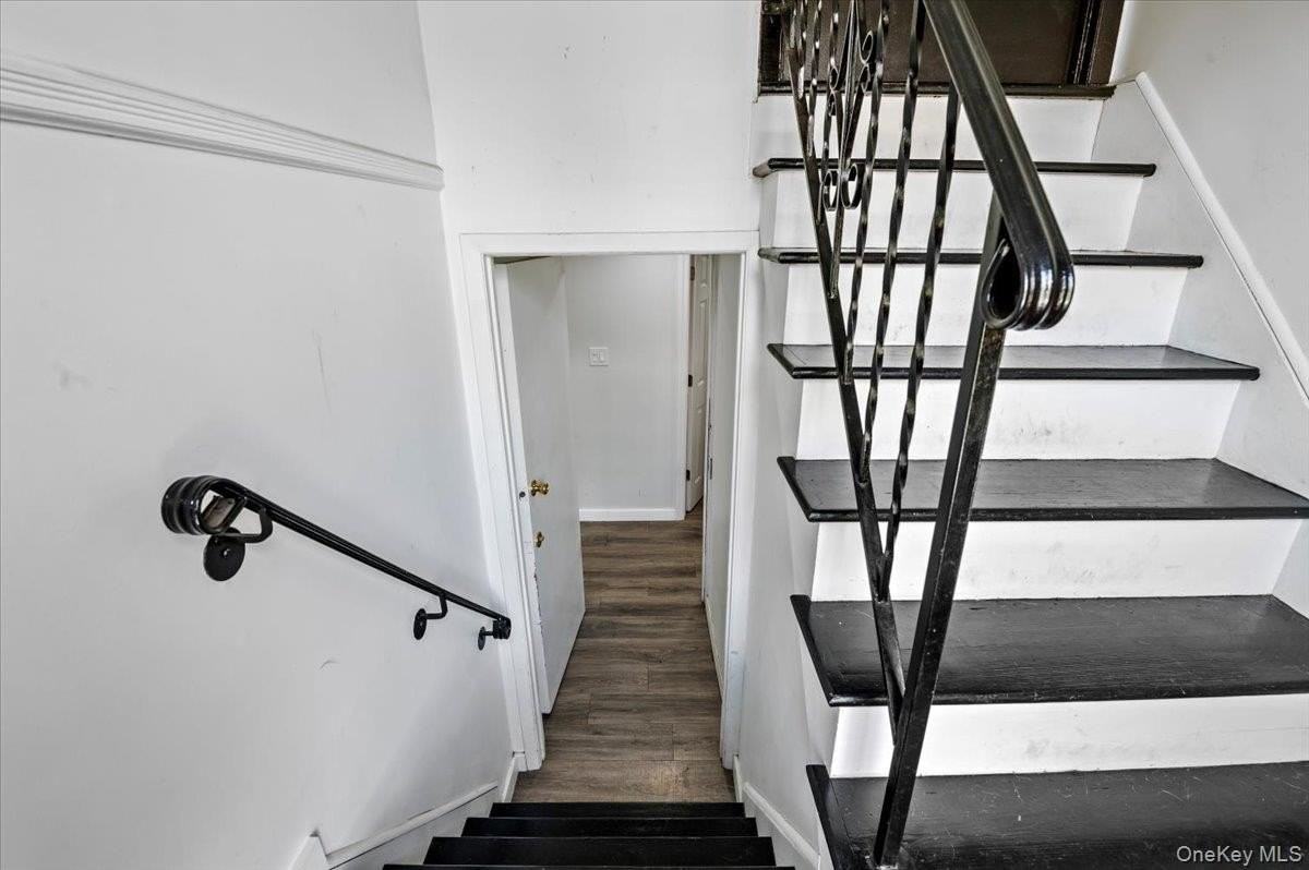 570 Conklin St - Photo 4 of 25