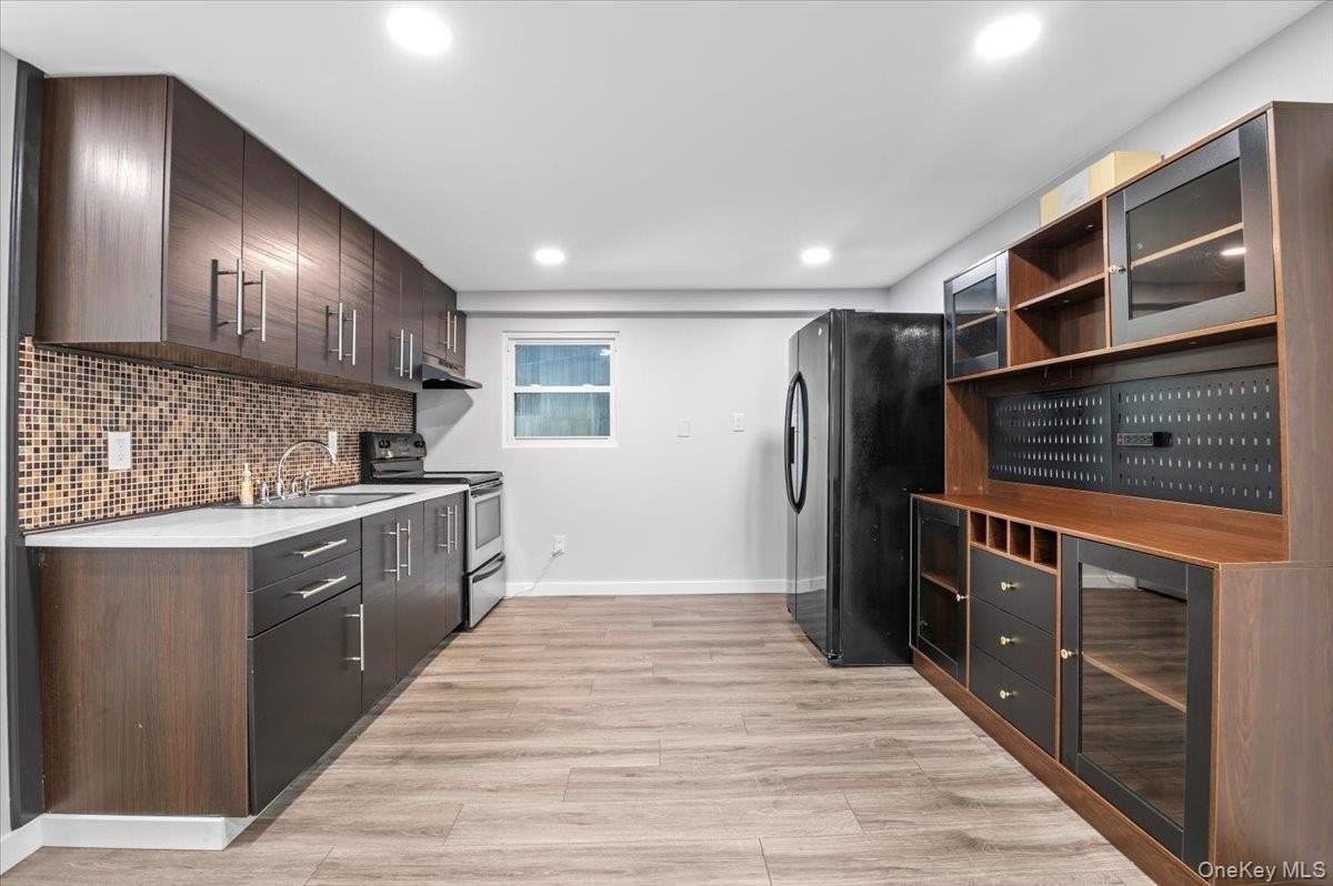 570 Conklin St - Photo 5 of 25