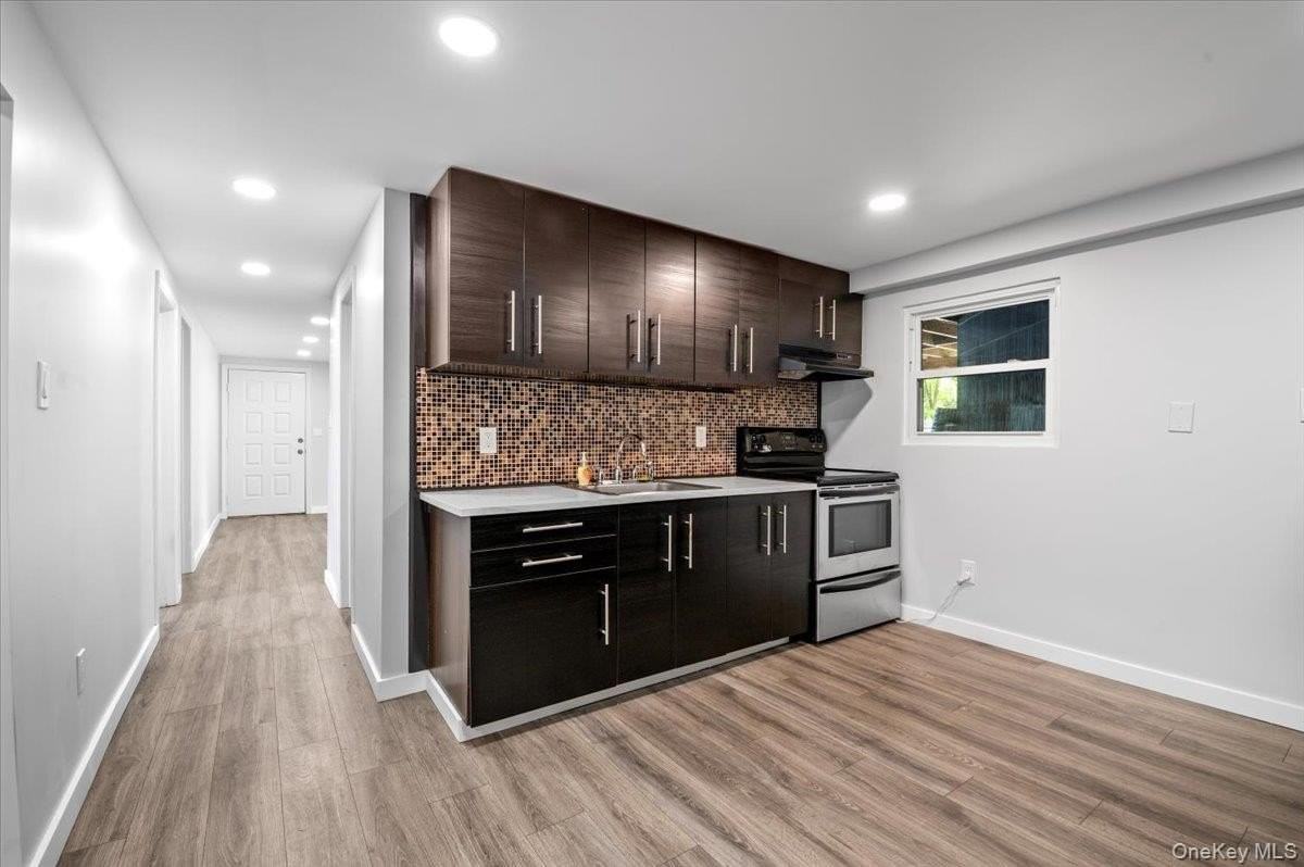 570 Conklin St - Photo 6 of 25