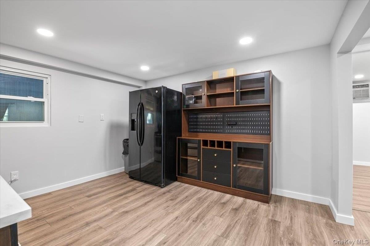 570 Conklin St - Photo 7 of 25