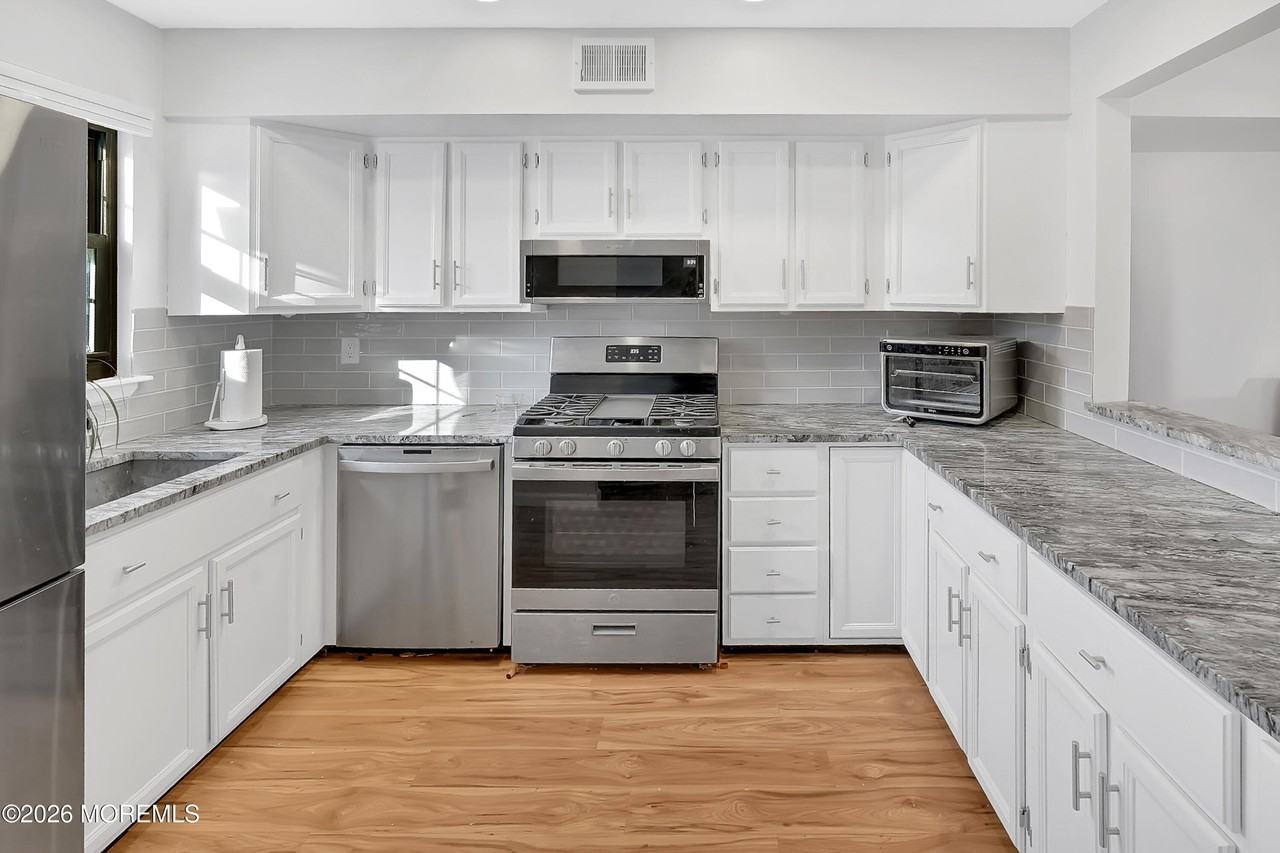 51 Queens Way - Photo 6 of 20