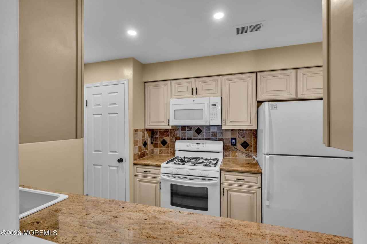 390 Crawford St - Photo 4 of 12