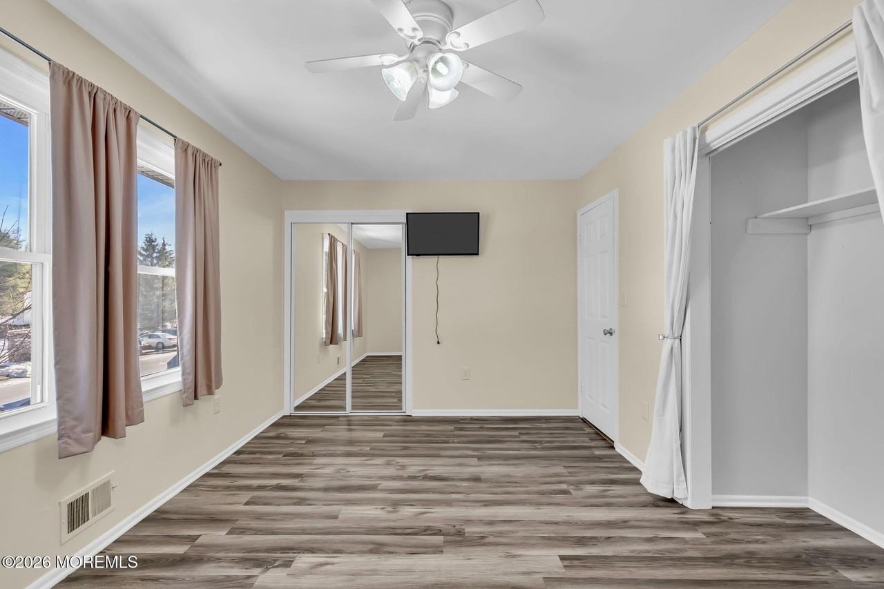 390 Crawford St - Photo 7 of 12