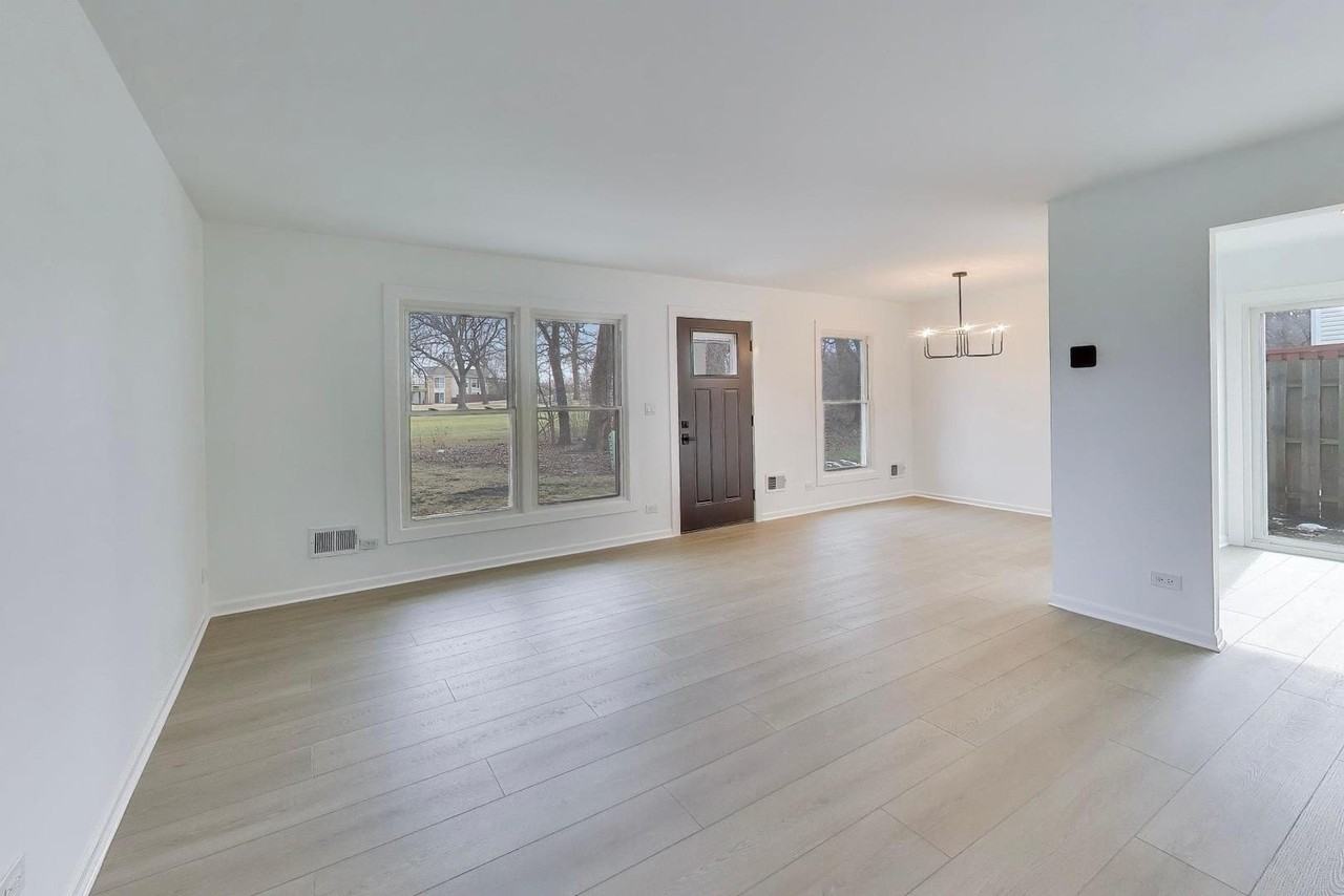 1834 Jamestown Cir - Photo 4 of 22