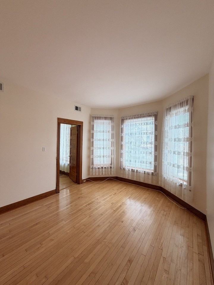 2613 W Walton St - Photo 2 of 12