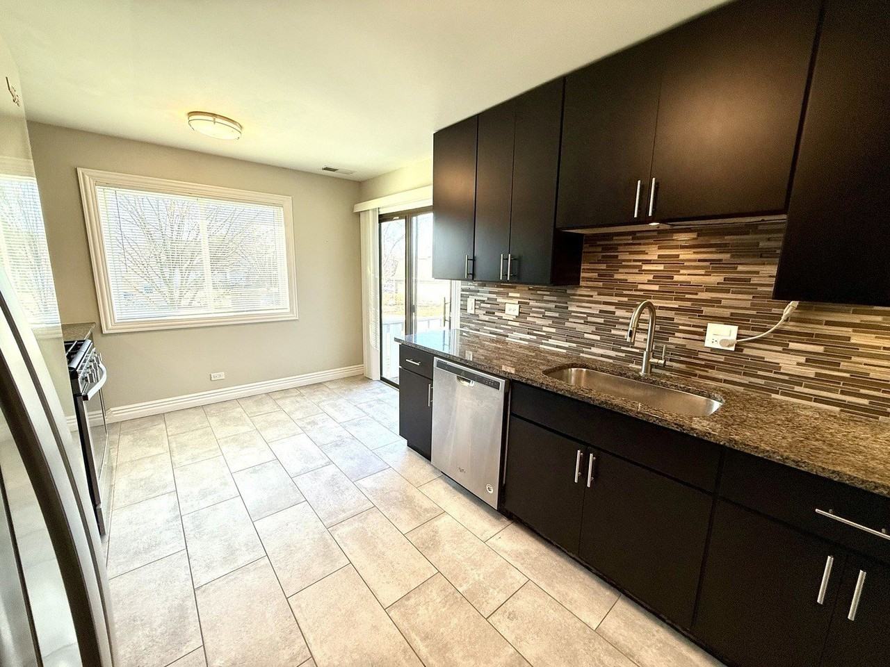 298 Maplewood Ct Apt D2 #D2 - Photo 3 of 26