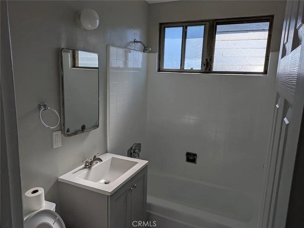 5847 Denver Ave #4 - Photo 4 of 8