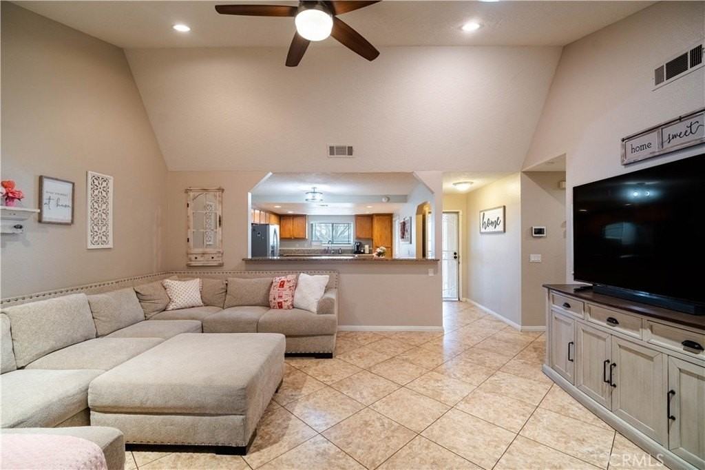 10438 10th Ave - Photo 4 of 22