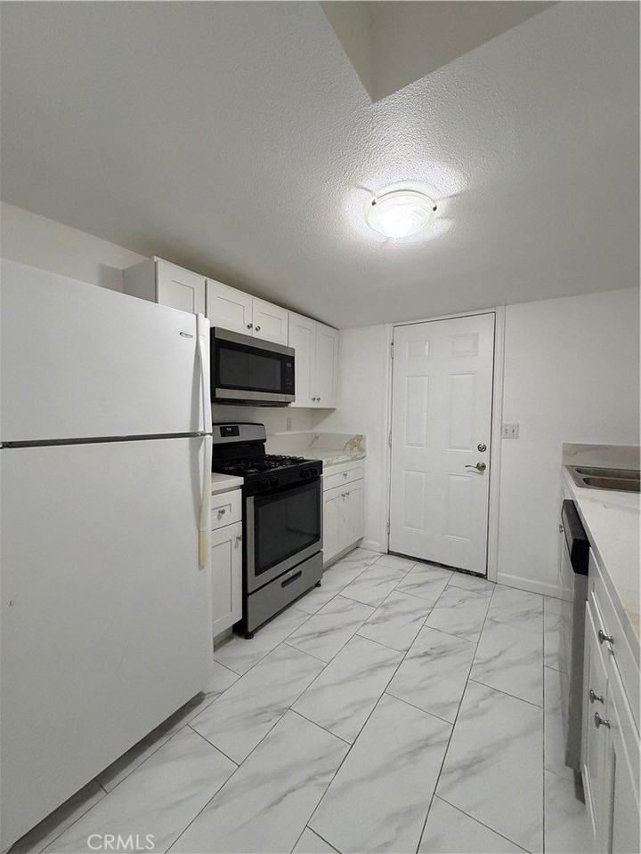 9395 Mission Blvd #D - Photo 4 of 14