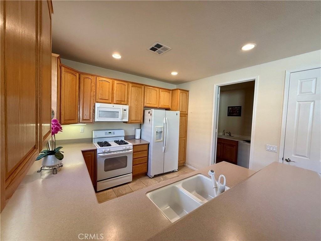 924 Essex Rd - Photo 4 of 35