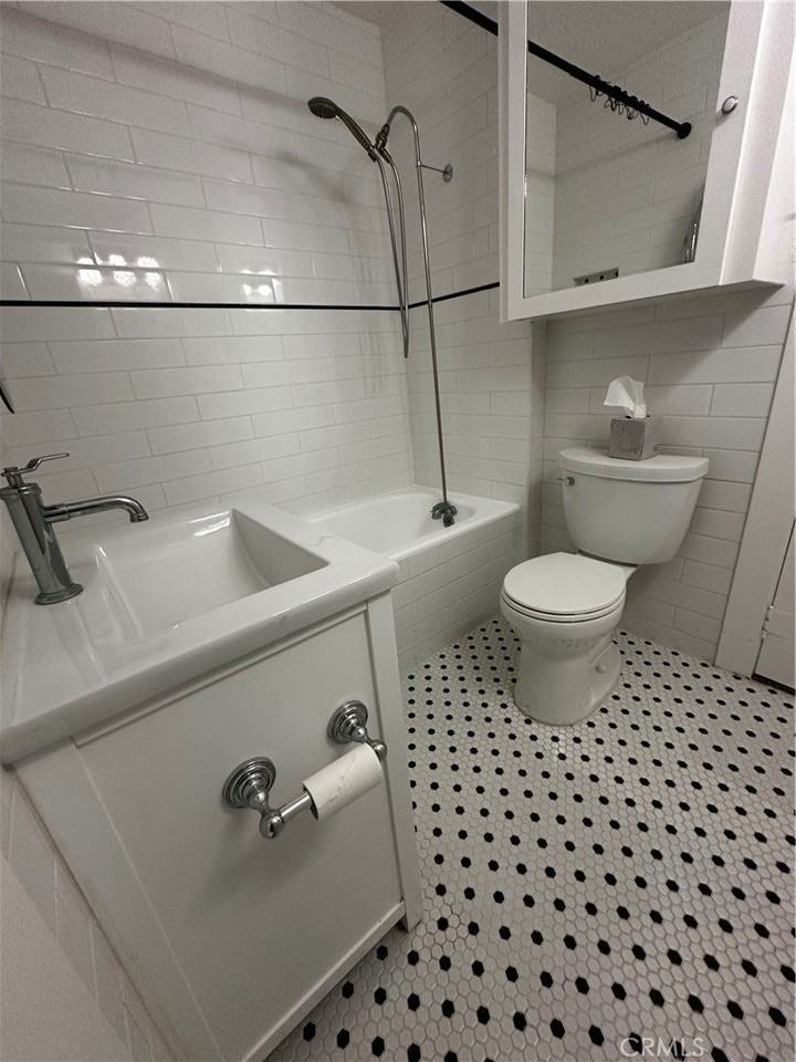 3455 Locust St - Photo 4 of 8