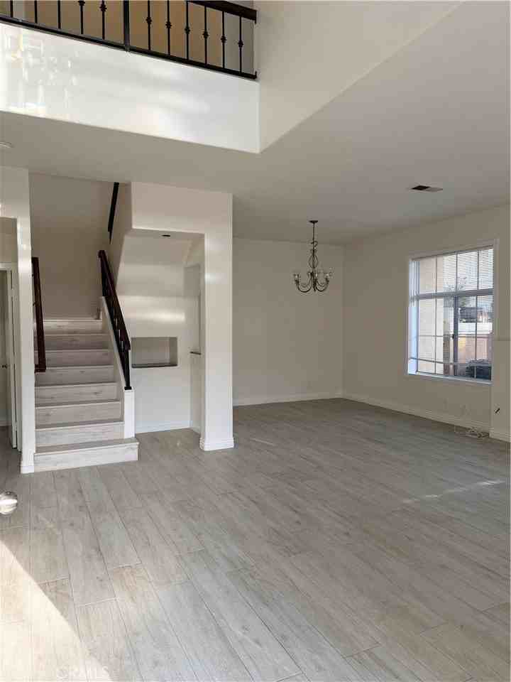 21 Front Row - Photo 3 of 27