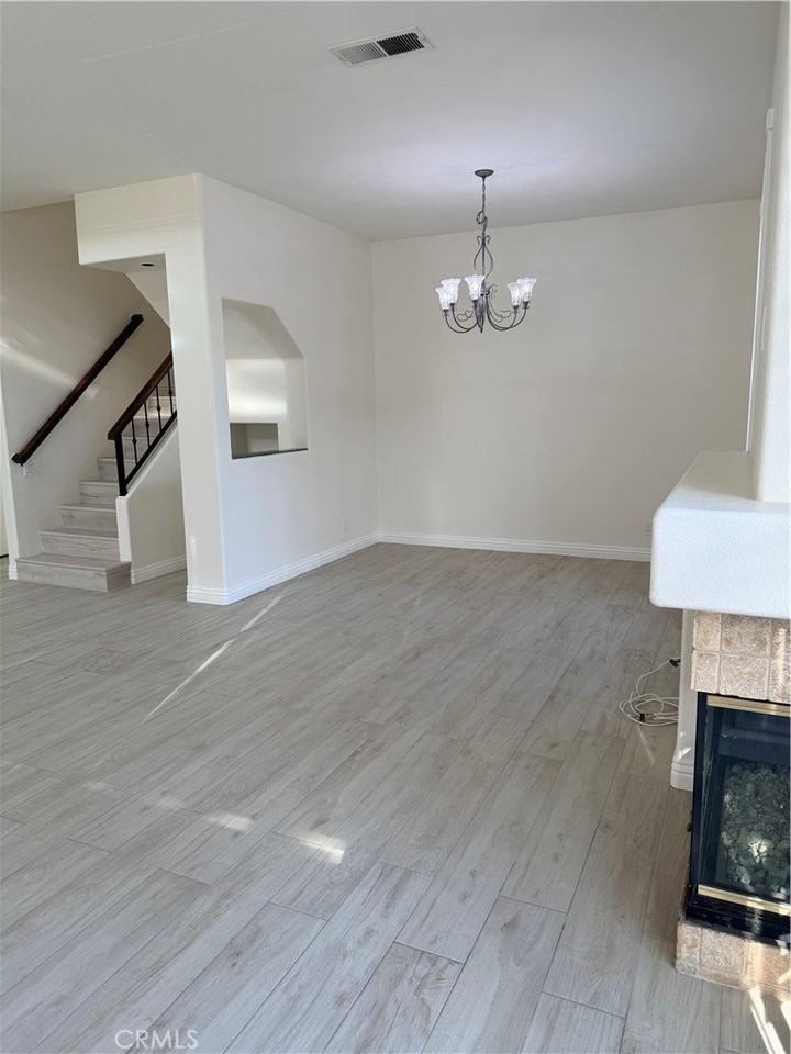 21 Front Row - Photo 5 of 27