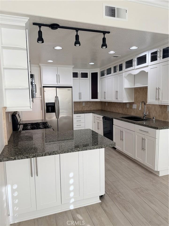 21 Front Row - Photo 6 of 27