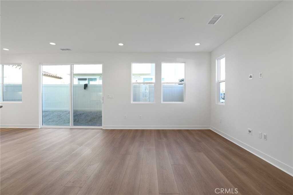 922 Jasper St - Photo 6 of 31