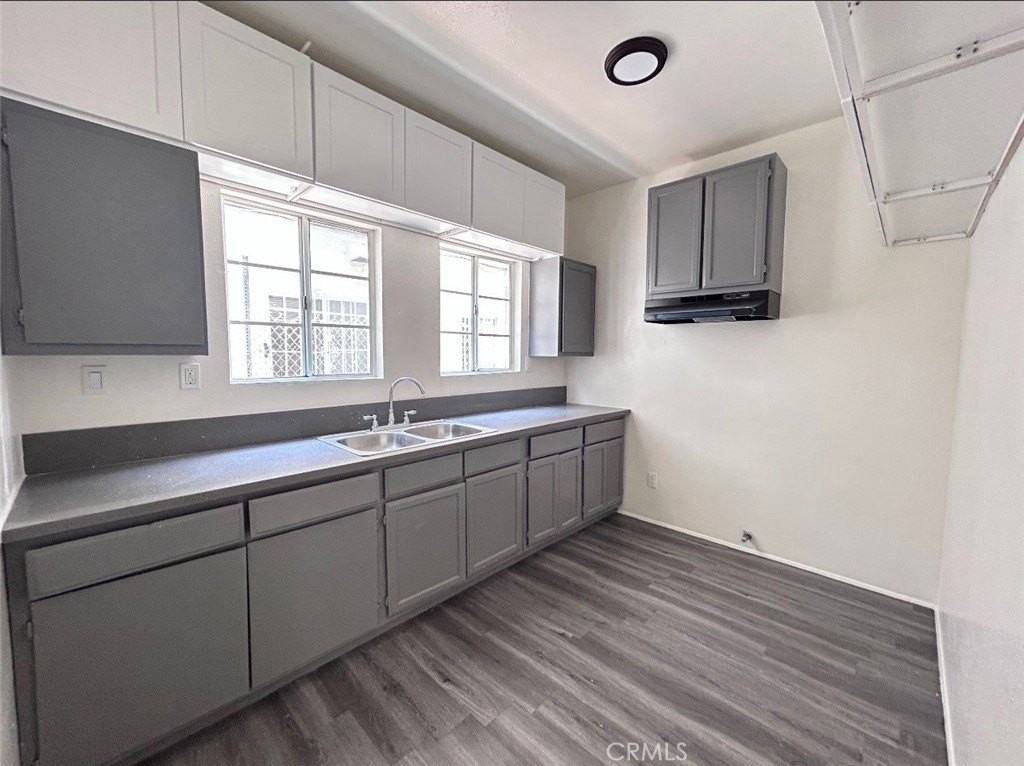 827 W 40th Pl - Photo 3 of 10