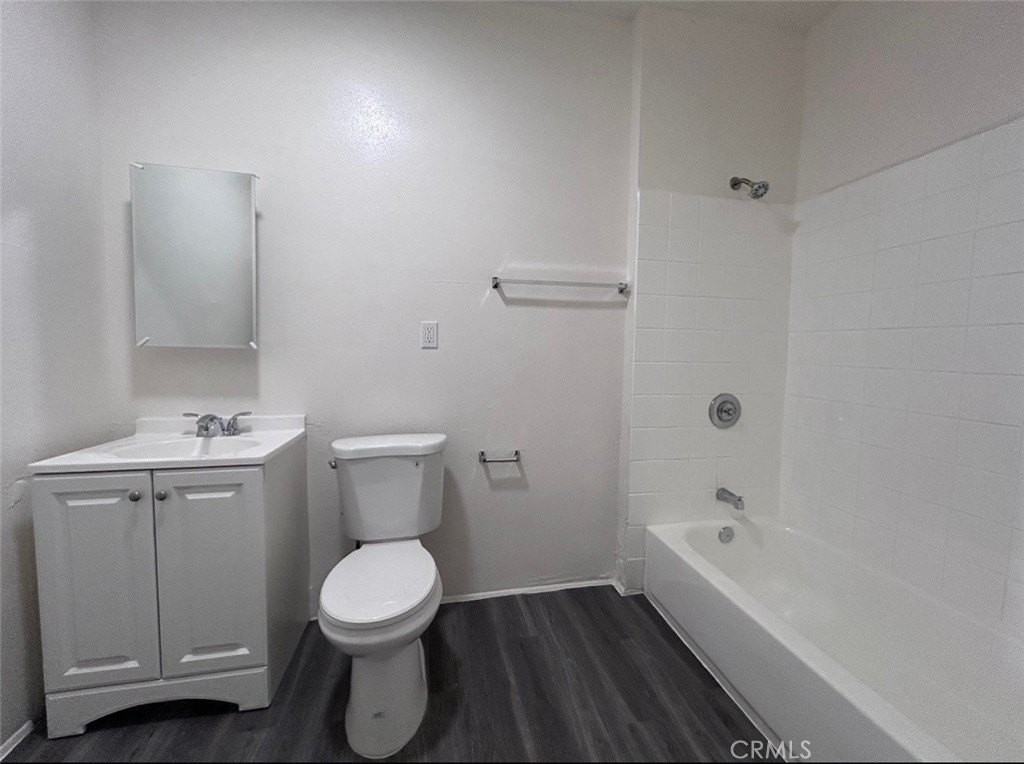 827 W 40th Pl - Photo 7 of 10