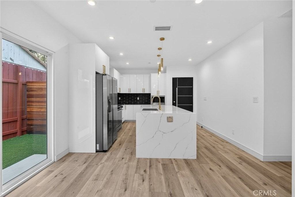 7334 Owensmouth Ave - Photo 7 of 27