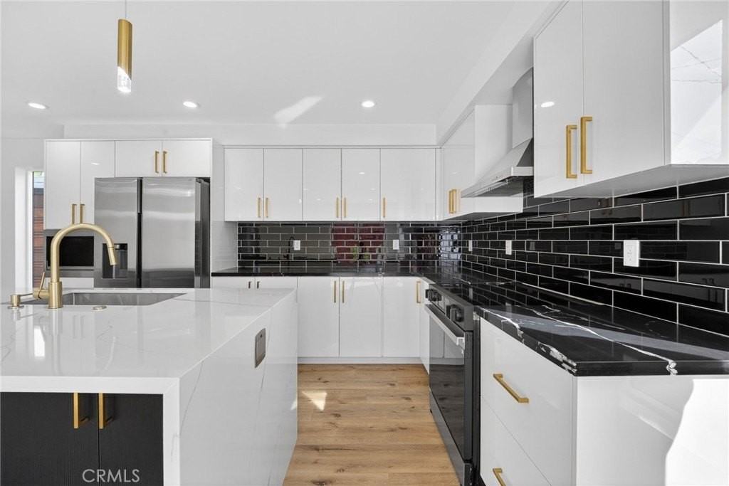 7332 Owensmouth Ave - Photo 7 of 43