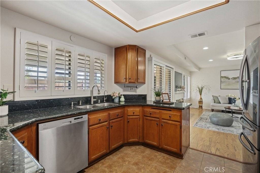 6698 Summerhill Ct - Photo 6 of 26