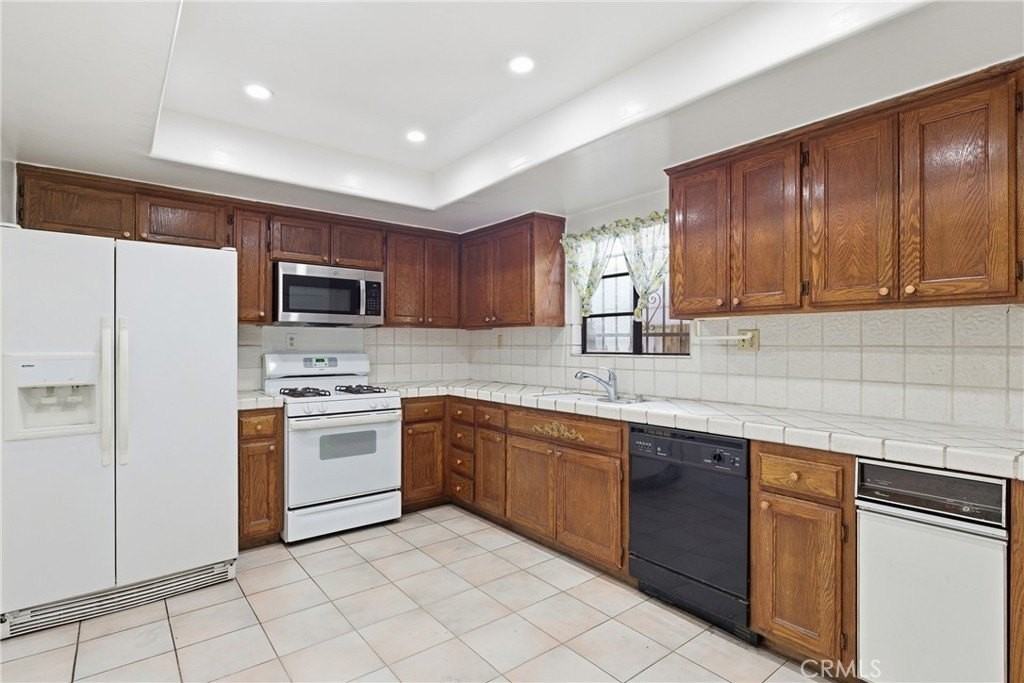 1348 N Orange Dr #4 - Photo 7 of 23