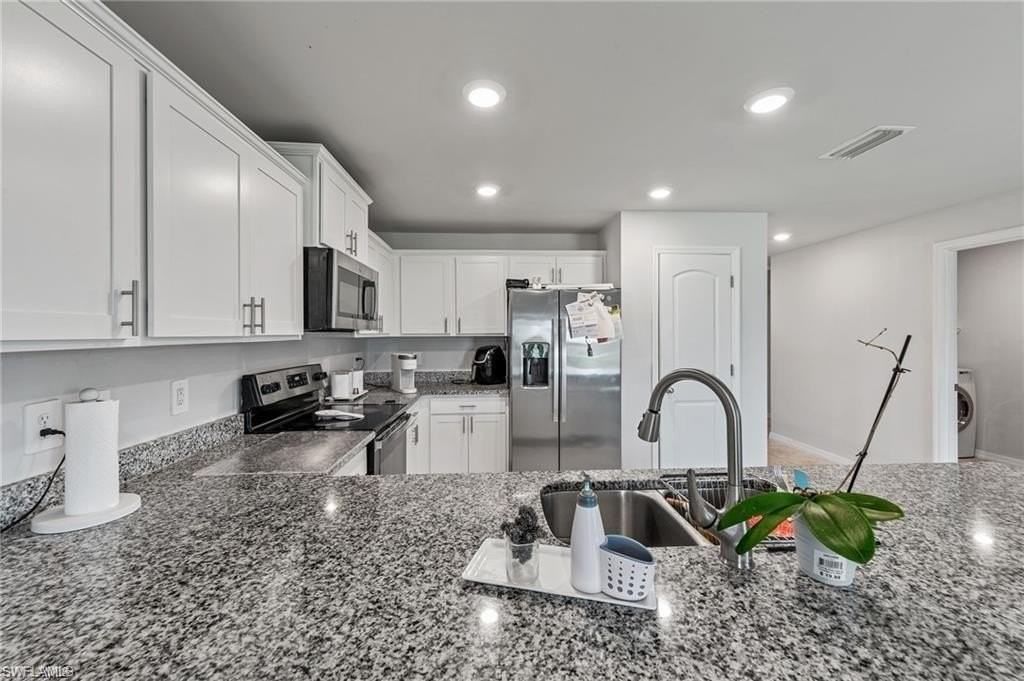 1013 Ne 15th St - Photo 5 of 26