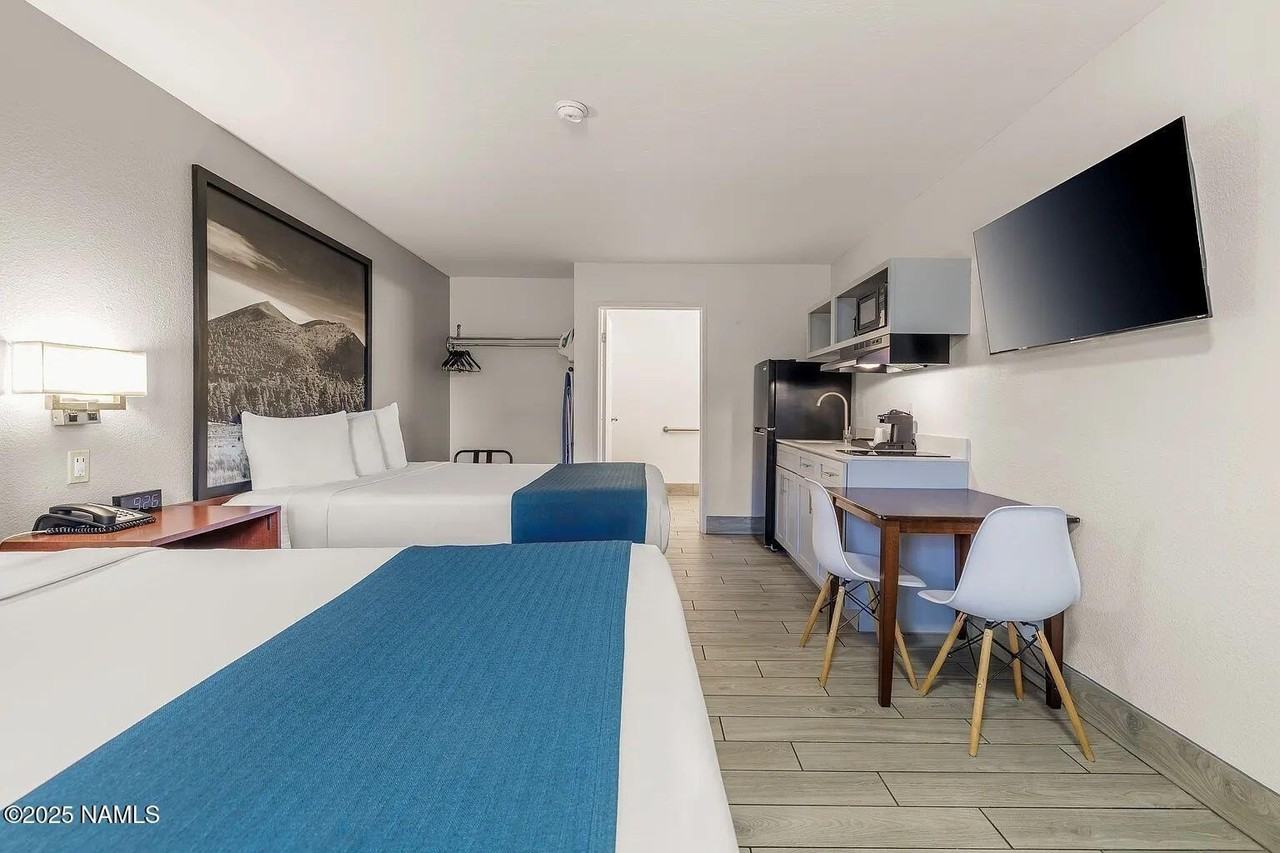 2540 E Lucky Ln - Photo 3 of 9