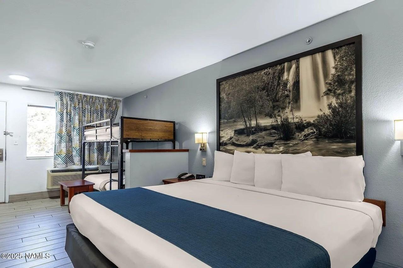 2540 E Lucky Ln - Photo 4 of 9