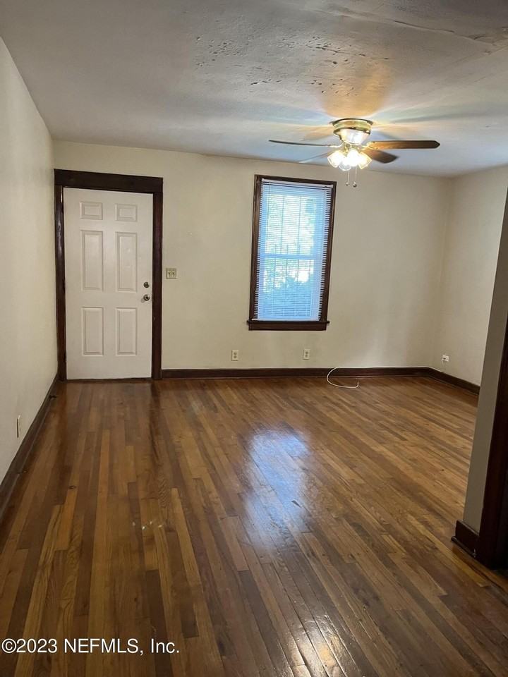 825 Goodwin St - Photo 2 of 14