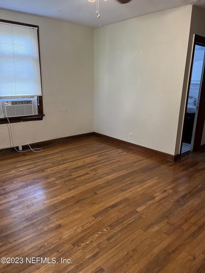 825 Goodwin St - Photo 3 of 14