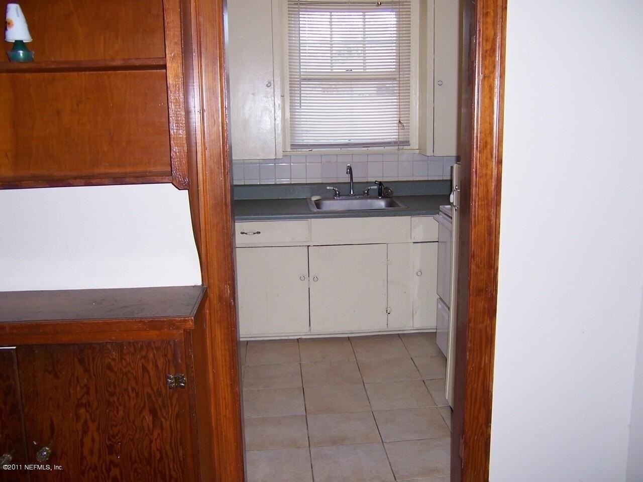 825 Goodwin St - Photo 6 of 14