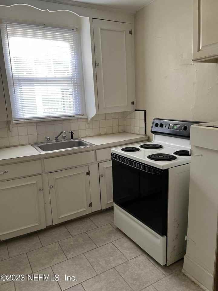 825 Goodwin St - Photo 7 of 14