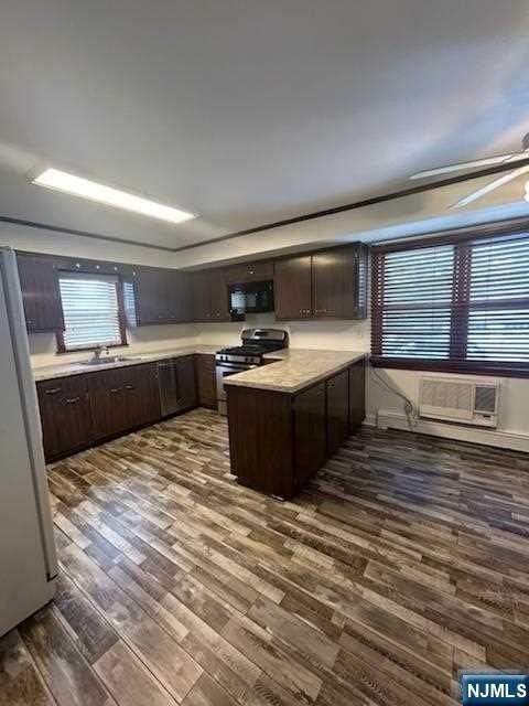 156 Chestnut St Apt 2nd - Photo 4 of 38