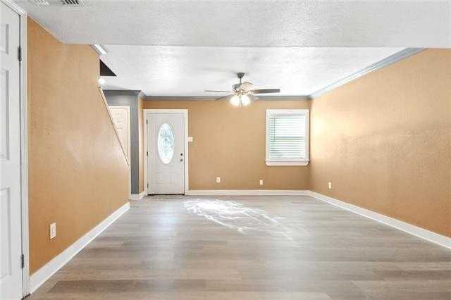 633/635 FARMINGTON Place - Photo 3 of 11