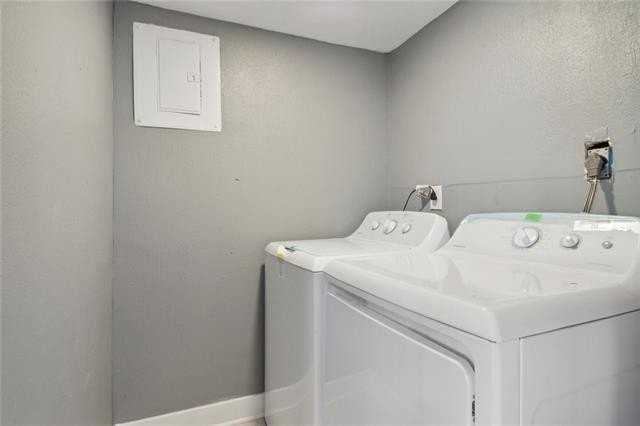 633/635 FARMINGTON Place - Photo 7 of 11