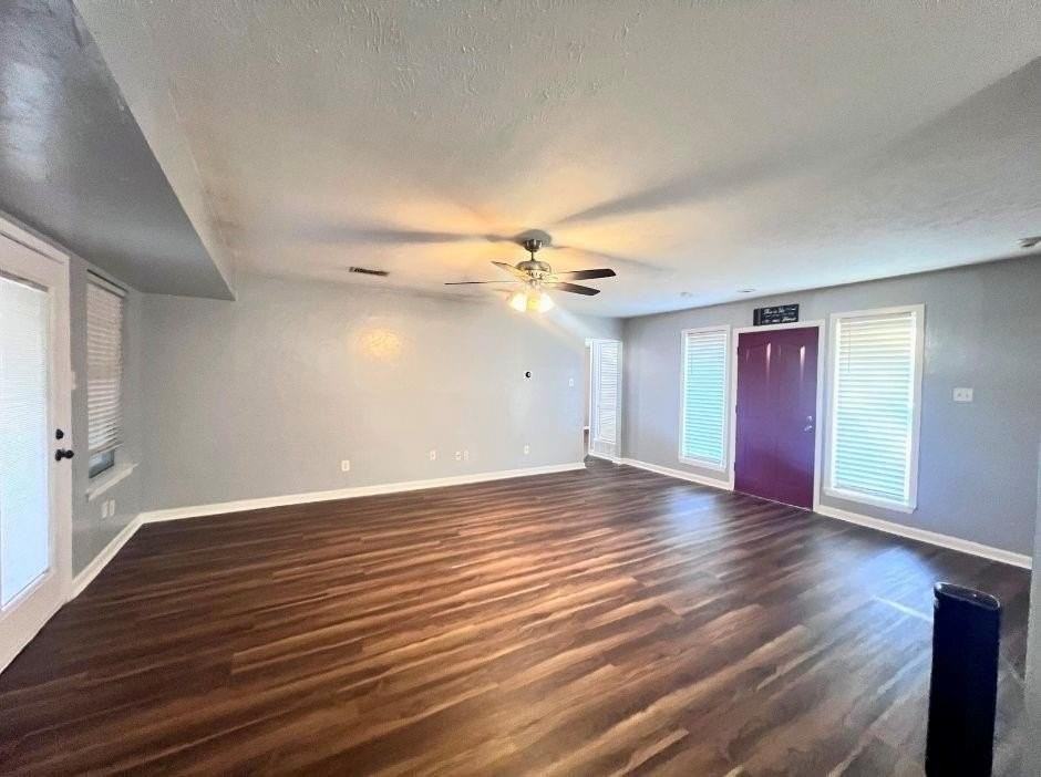 201 Lester St - Photo 3 of 14