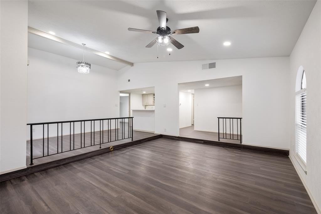 2212 Grapevine Ln - Photo 4 of 40