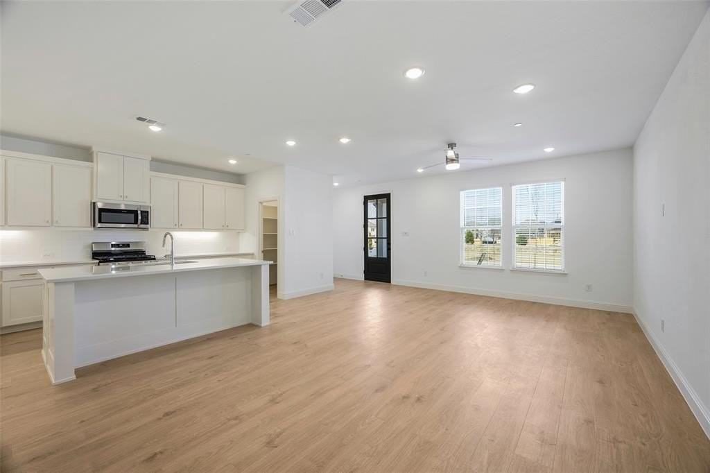 9455 Speaker Dr - Photo 6 of 18