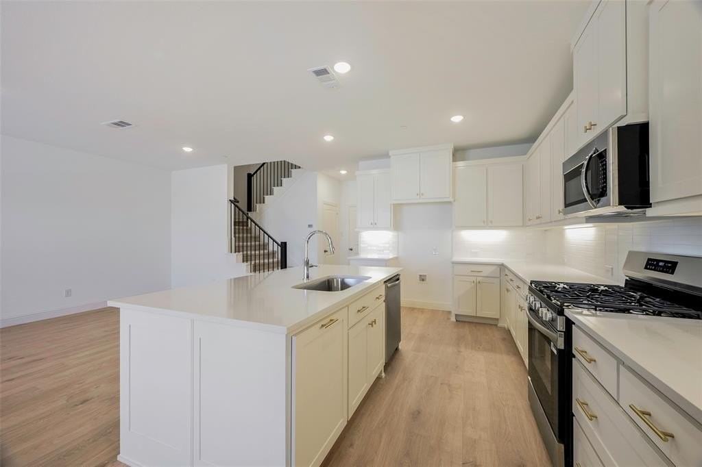 9455 Speaker Dr - Photo 7 of 18