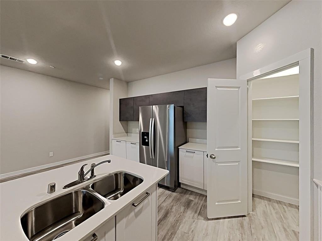 1312 Creekbank Dr - Photo 2 of 8